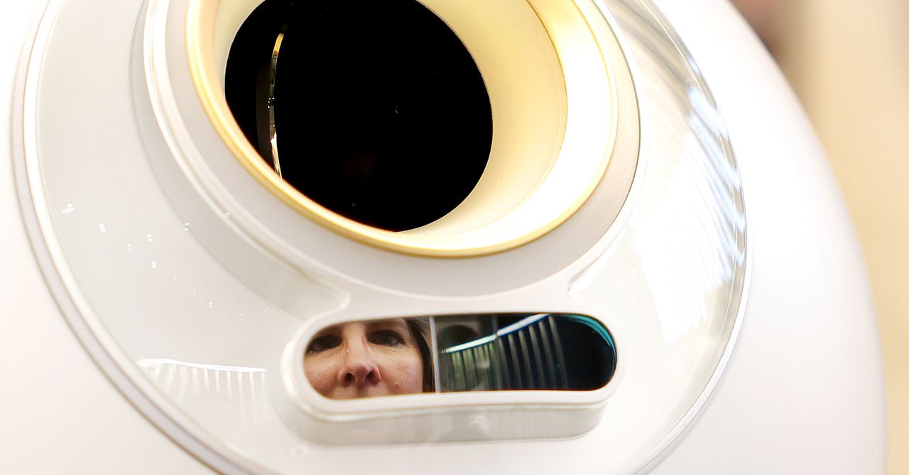 Xác minh "người thật" trên Tinder bằng công nghệ quét mống mắt của Sam Altman