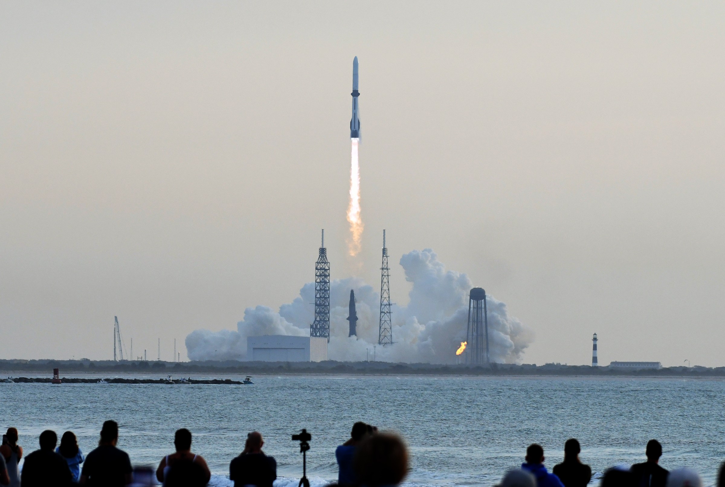 Blue Origin New Glenn cất cánh và hạ cánh