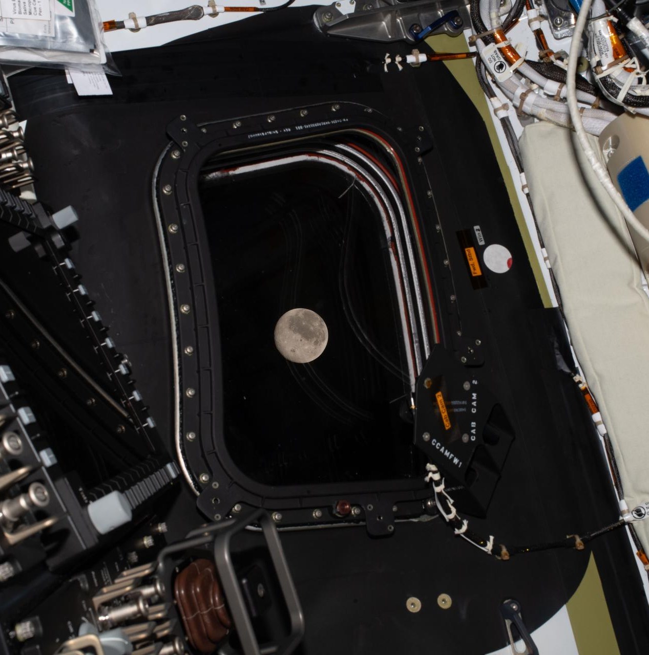 Phi hành gia Artemis II chụp ảnh Mặt Trăng qua cửa sổ tàu Orion