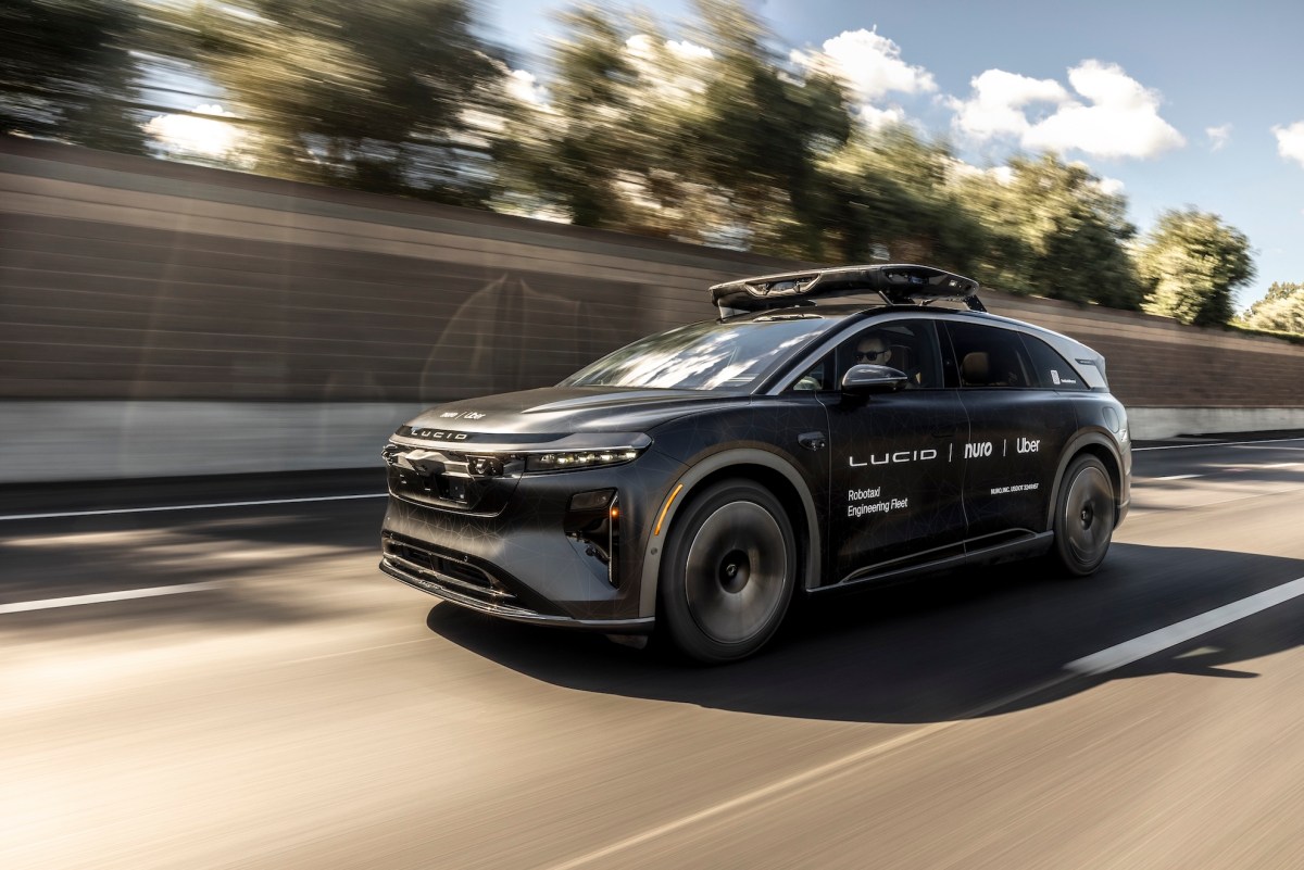 Uber chọn Hertz quản lý vận hành, sạc và bảo trì đội xe robotaxi Lucid Motors