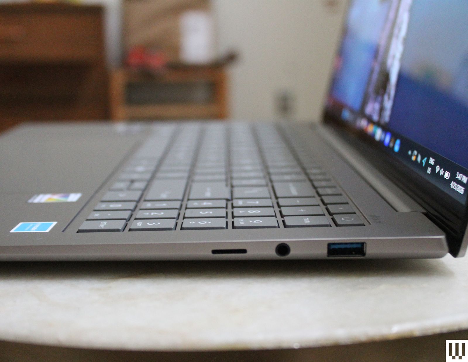 Các cổng kết nối đa dạng trên máy