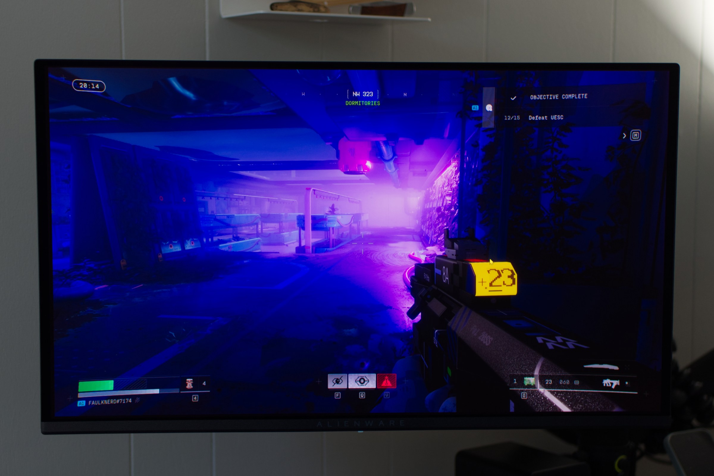 Màn hình Alienware AW2726DM trên bàn làm việc