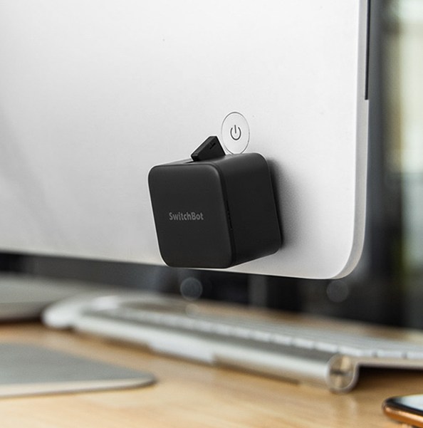 Cận cảnh cánh tay robot bấm nút