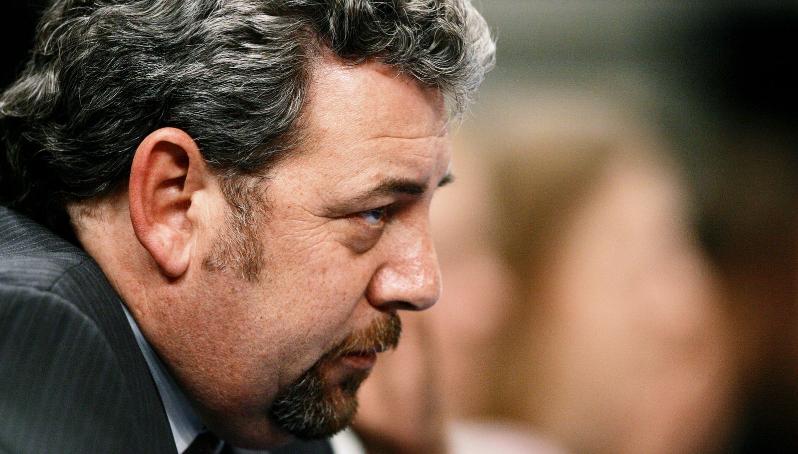 James Dolan theo dõi trận đấu của New York Knicks