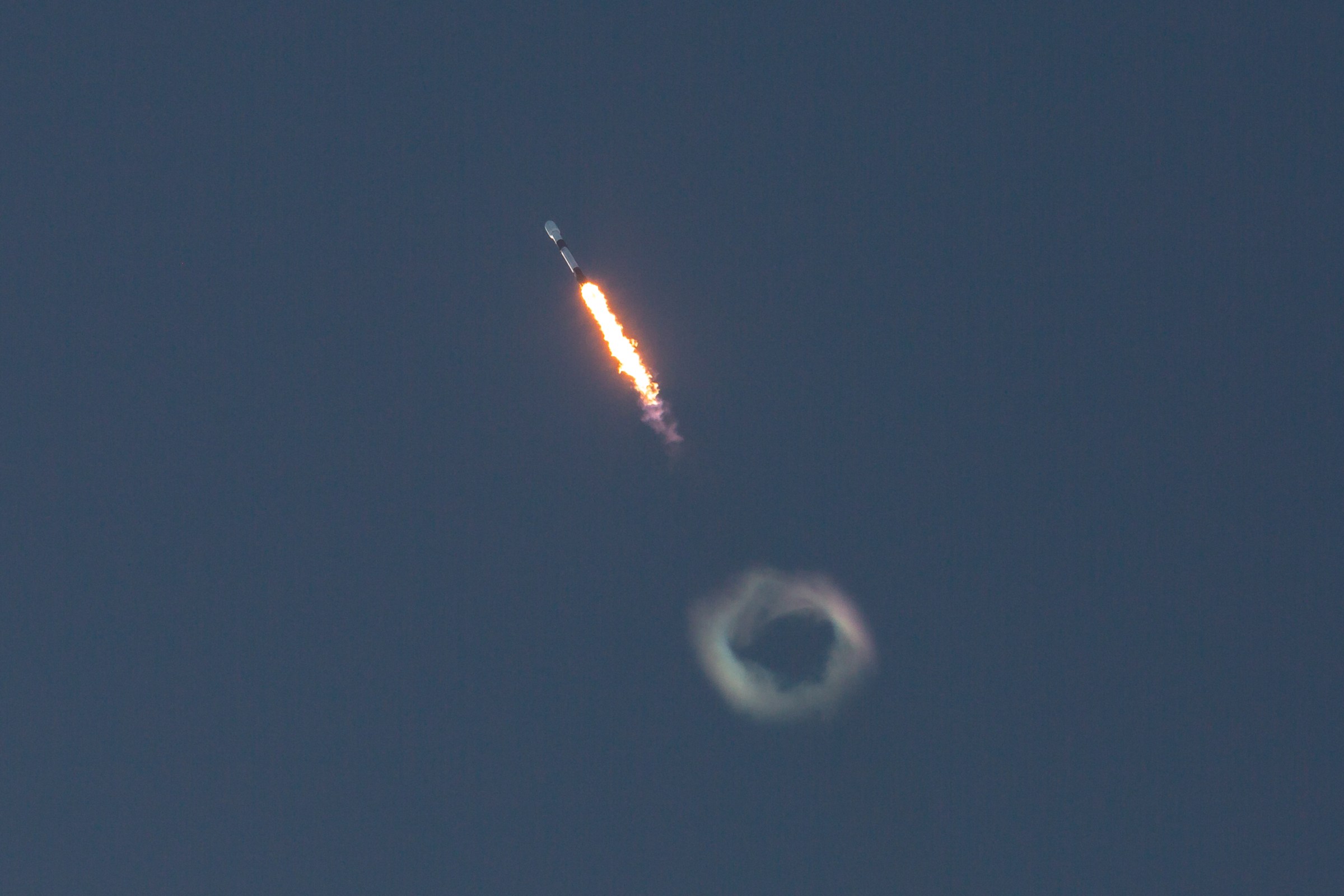 Tên lửa Falcon 9 phá vỡ rào cản âm thanh