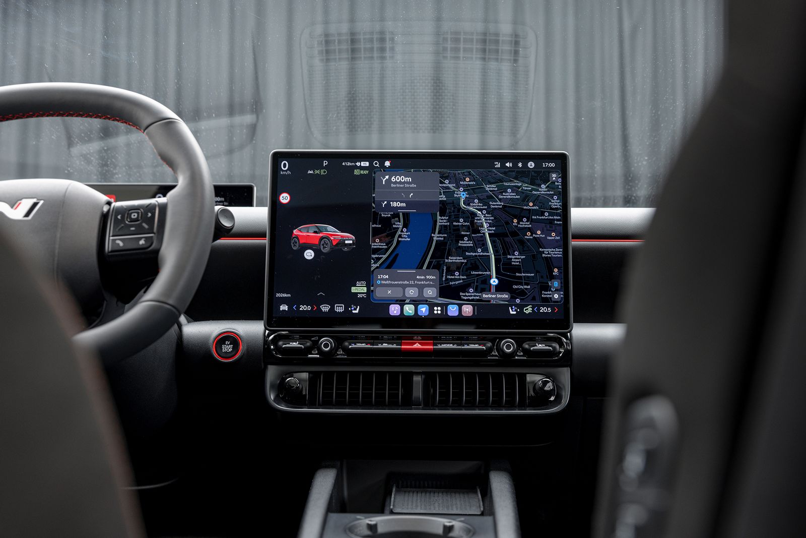 Không gian nội thất rộng rãi với màn hình cảm ứng lớn