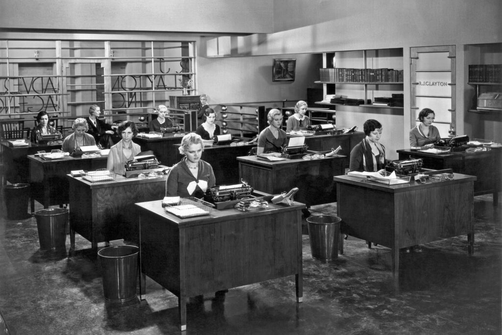 Các thư ký làm việc trên máy đánh chữ khoảng năm 1925