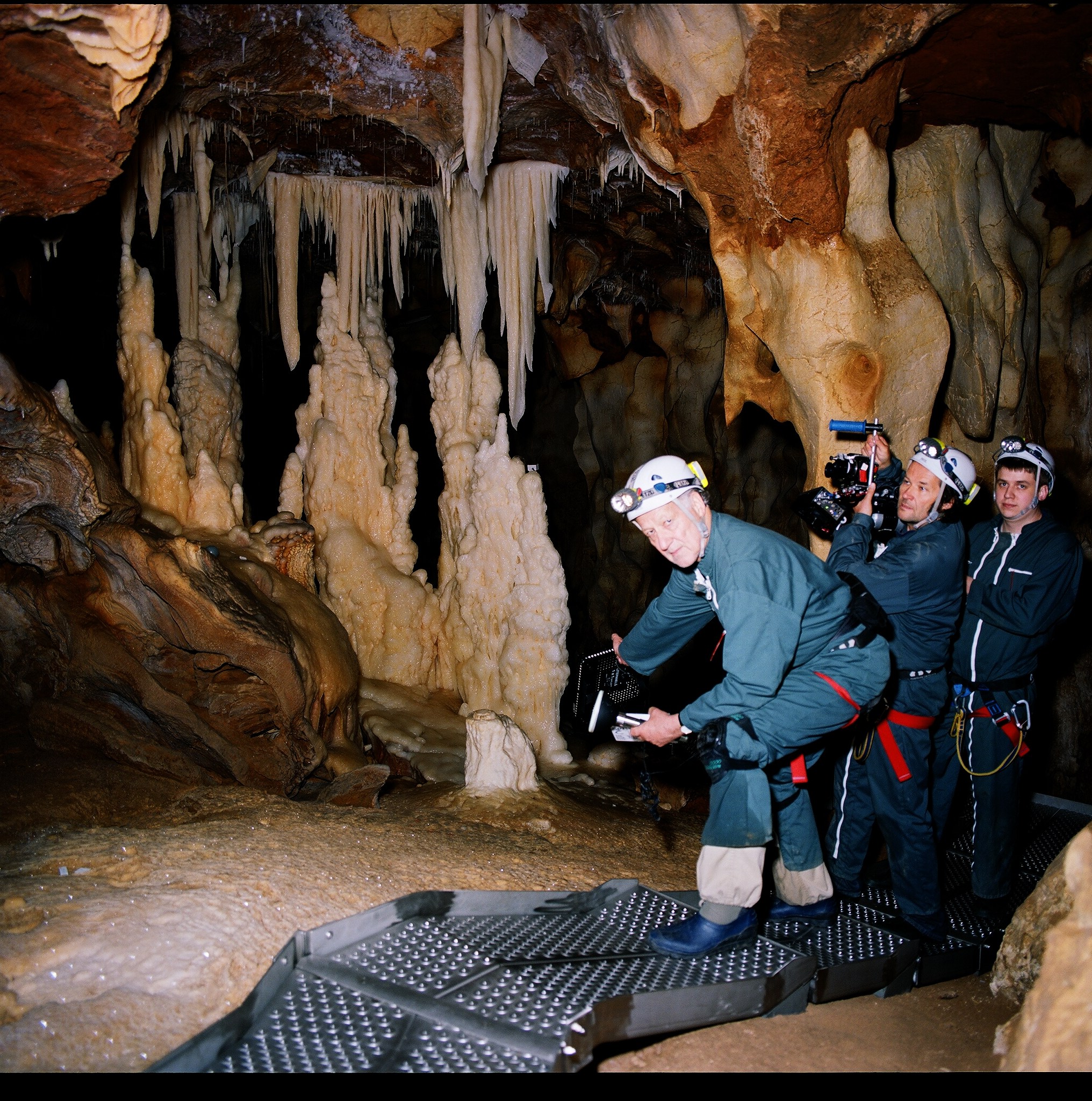 Hang động Chauvet với những bức tranh hang động cổ đại