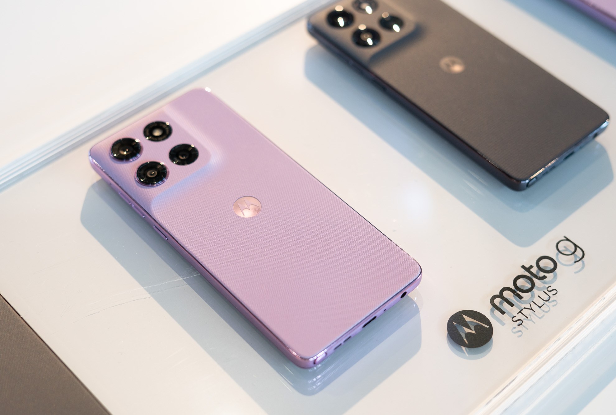 Moto G Stylus 2026 màu than củi và tím oải hương