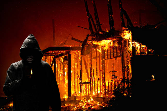 Hai nam giới bị buộc tội phóng hoạ trạm phát 5G