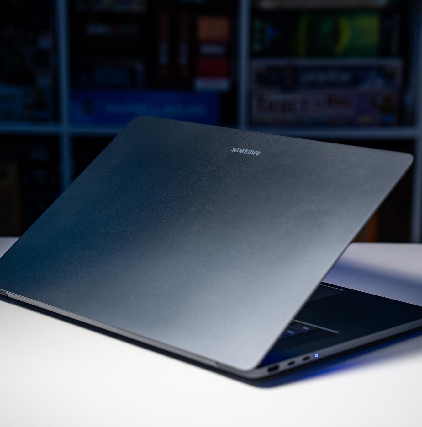 Các cổng kết nối và thiết kế mỏng nhẹ của Galaxy Book6 Ultra