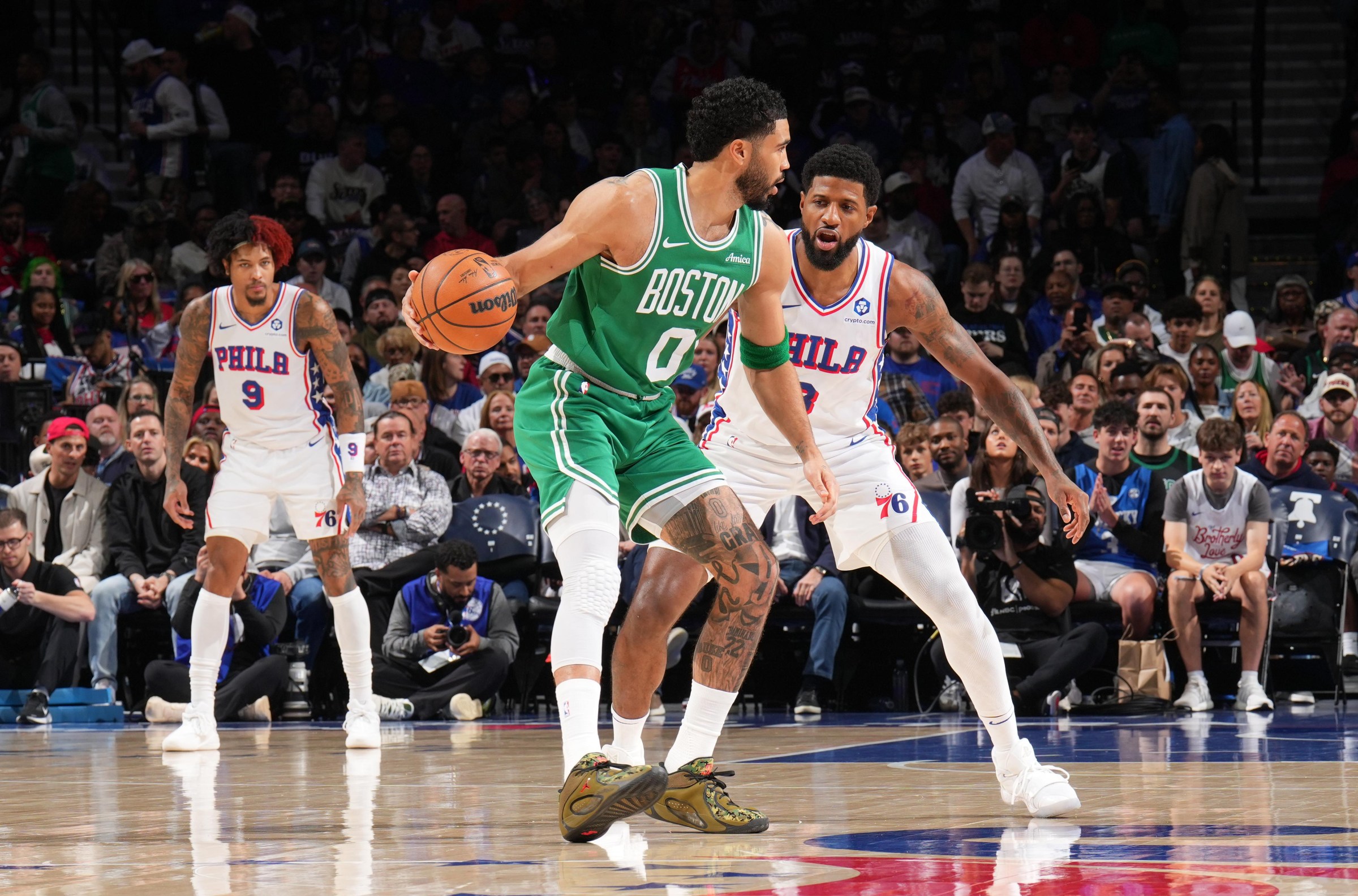 Các vận động viên NBA thi đấu trên sân