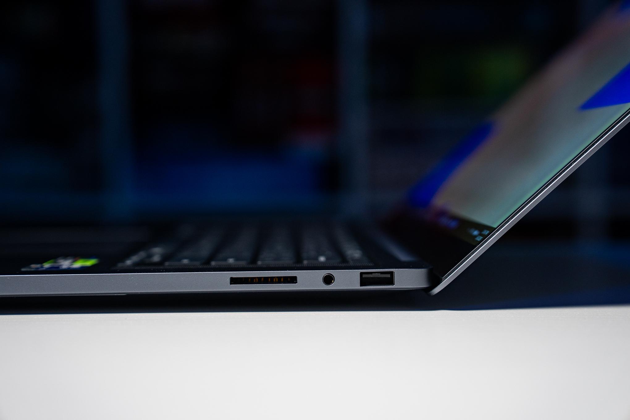 Bàn phím và trackpad trên Galaxy Book6 Ultra