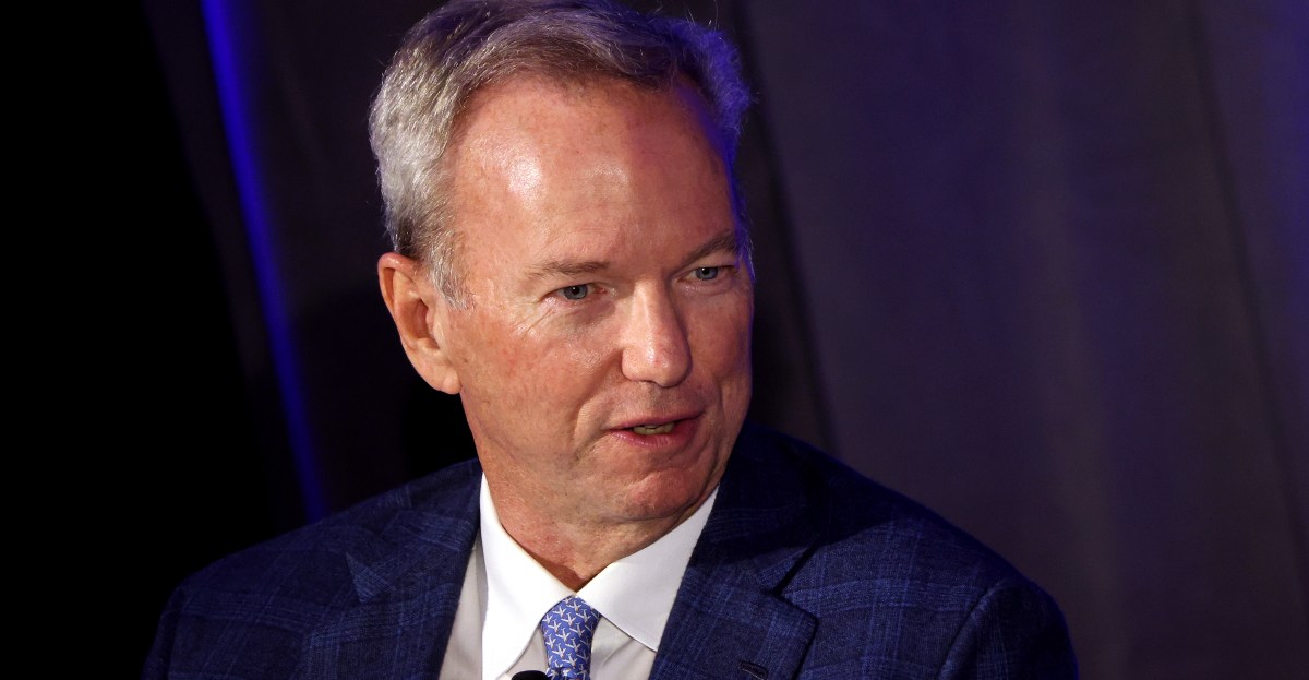 Cựu CEO Google Eric Schmidt bị phản đối dữ dội khi cổ vũ AI tại lễ tốt nghiệp Đại học Arizona