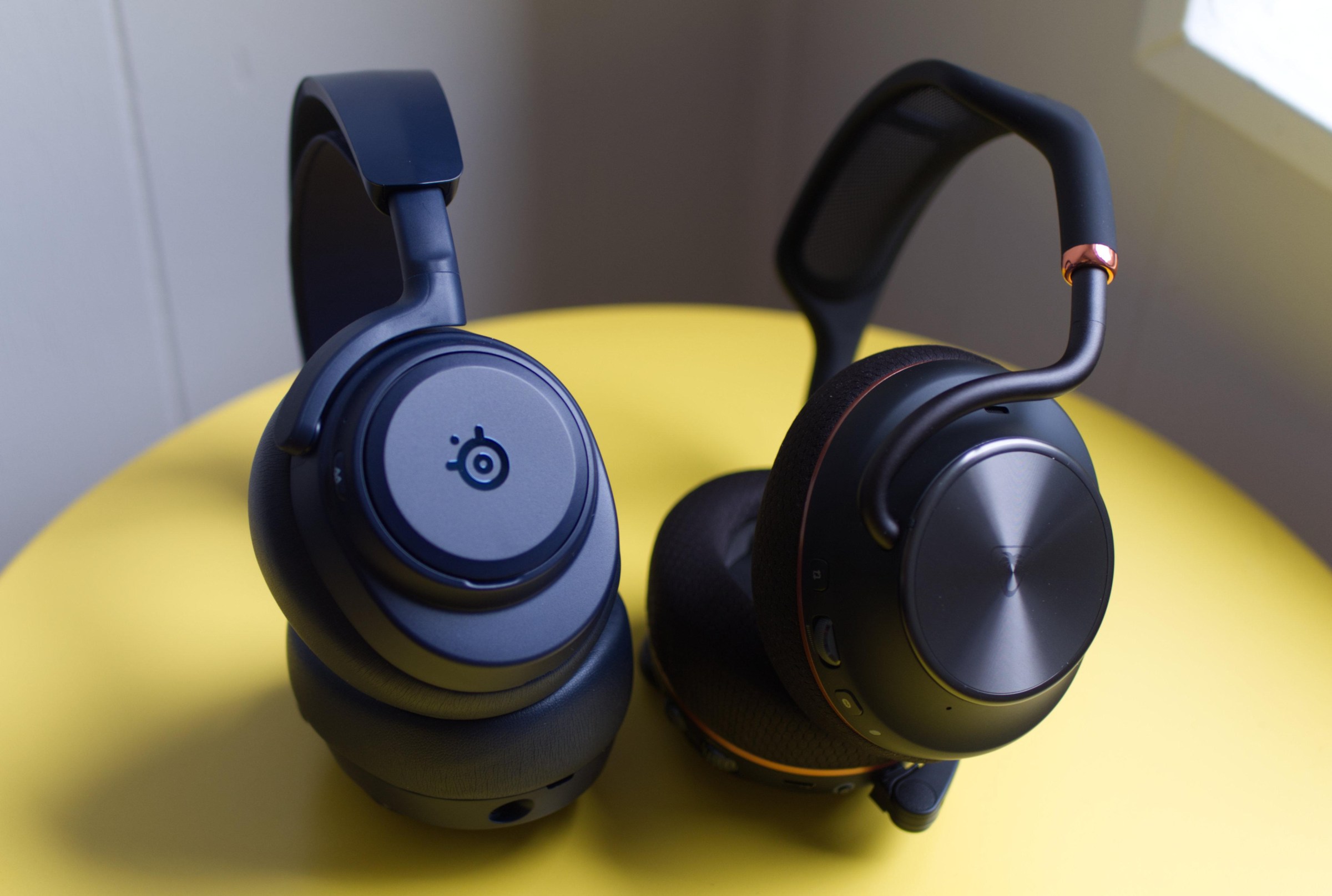 Turtle Beach Stealth Pro 2 và SteelSeries Arctis Nova Pro Omni