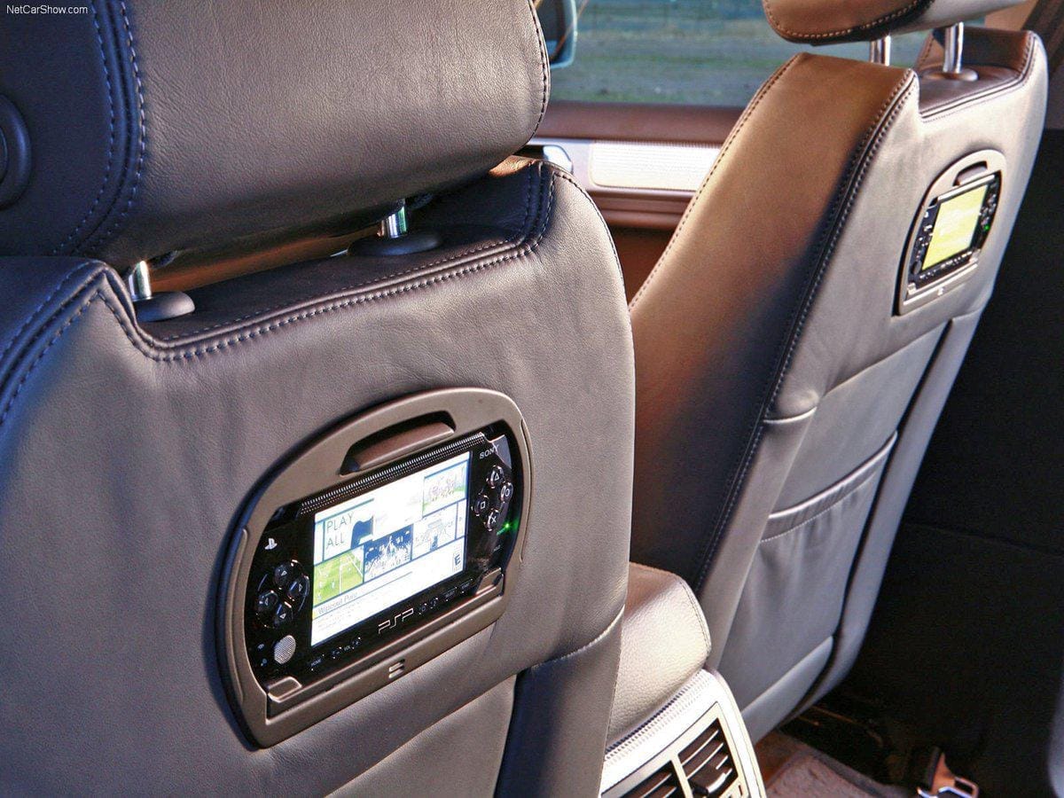 Mẫu xe Volkswagen Touareg R GT năm 2005 với hai chiếc Sony PSP tích hợp ở tựa đầu ghế
