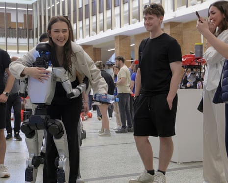 Sinh viên tại Bucharest tương tác với robot humanoid