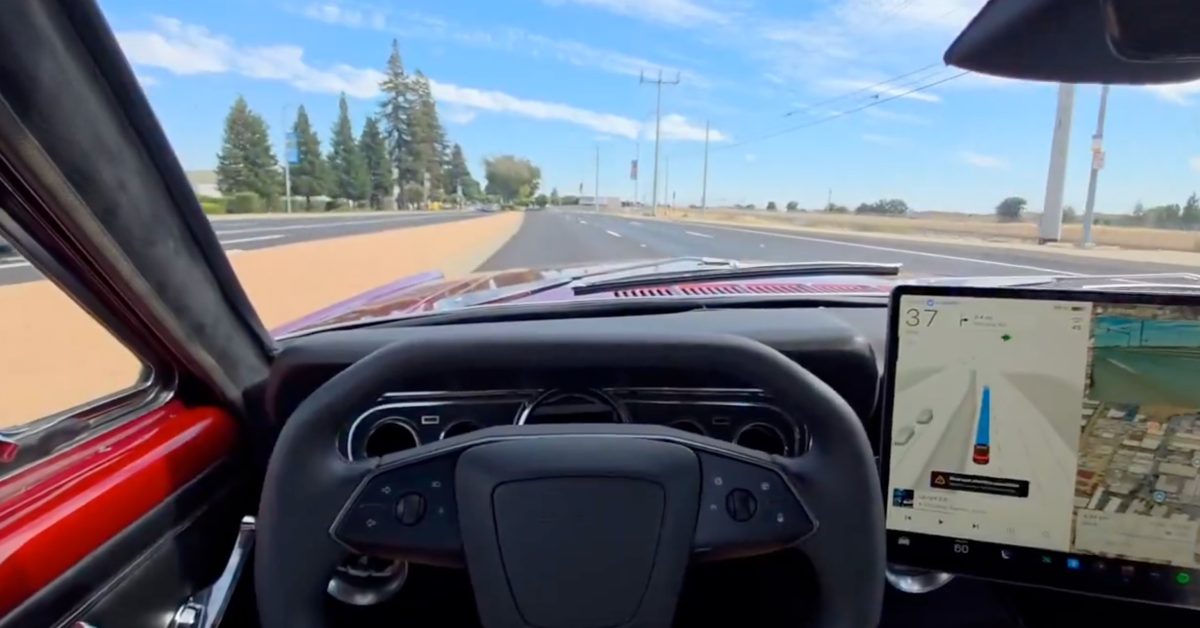 Ford Mustang 1966 được "độ" thành xe Tesla với hệ thống Full Self-Driving hoạt động thực tế