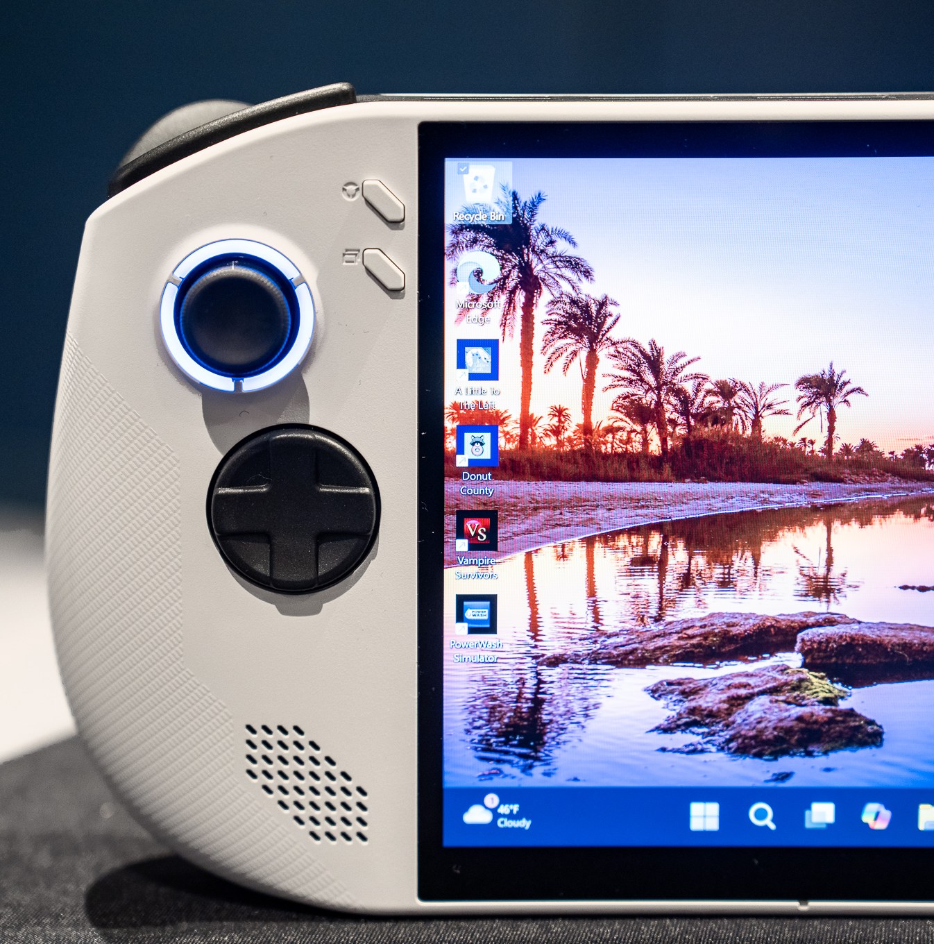 Lenovo Legion Go S cầm trên tay