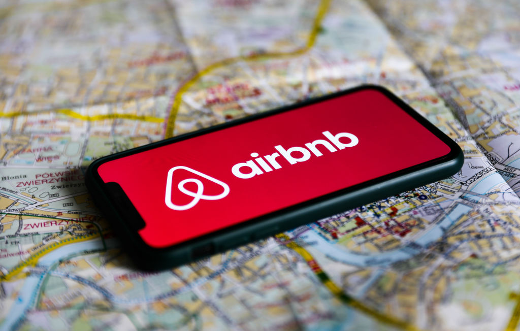 Airbnb công bố AI viết 60% mã nguồn mới, bot hỗ trợ xử lý 40% vấn đề khách hàng