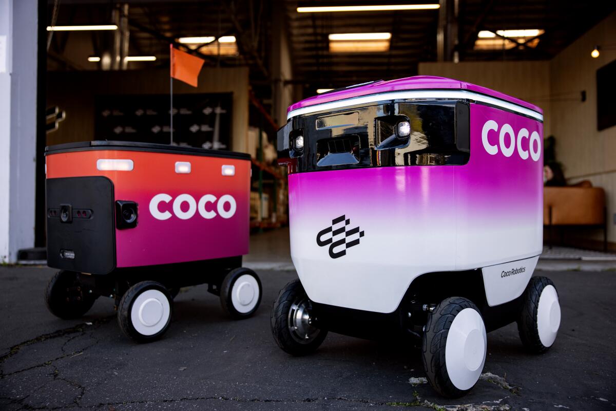 Mẫu robot giao hàng thế hệ mới Coco 2 bên cạnh phiên bản cũ