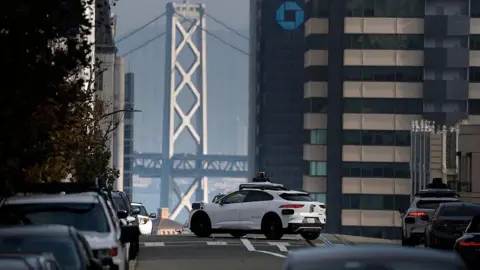 Xe tự lái Waymo tại California
