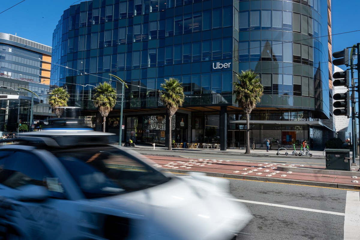 Uber muốn biến hàng triệu tài xế thành mạng lưới cảm biến cho xe tự lái