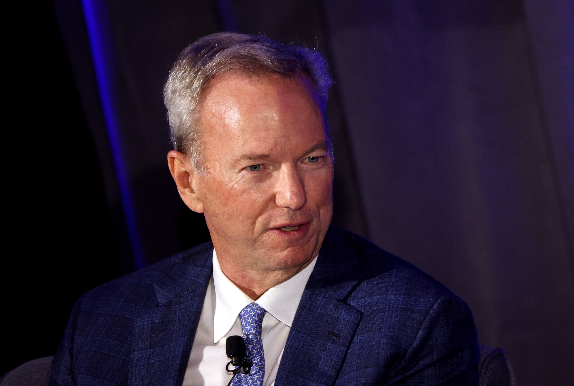 Sinh viên phản đối bài phát biểu về AI của Eric Schmidt