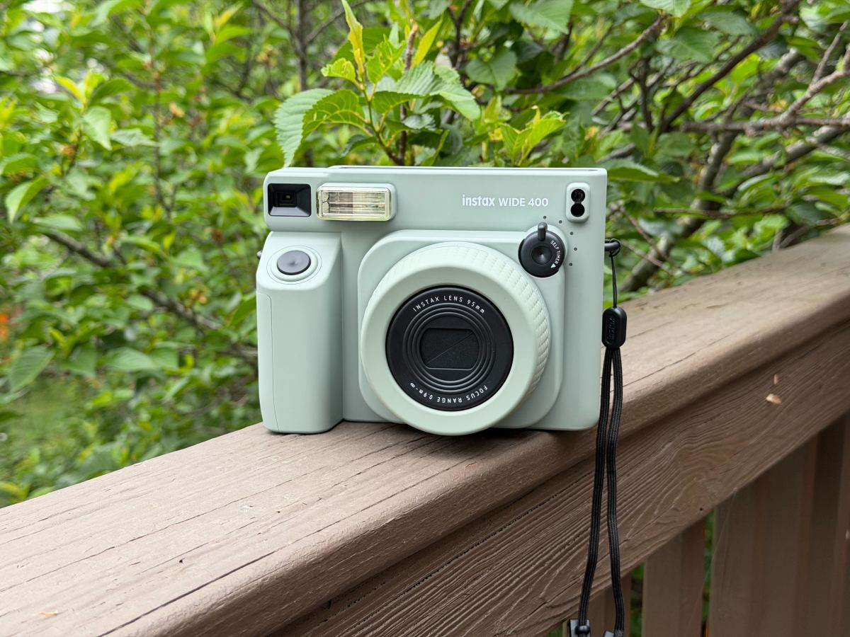 Đánh giá Instax Wide 400: Máy ảnh lấy liền khổ rộng mang lại trải nghiệm hoài cổ hiện đại