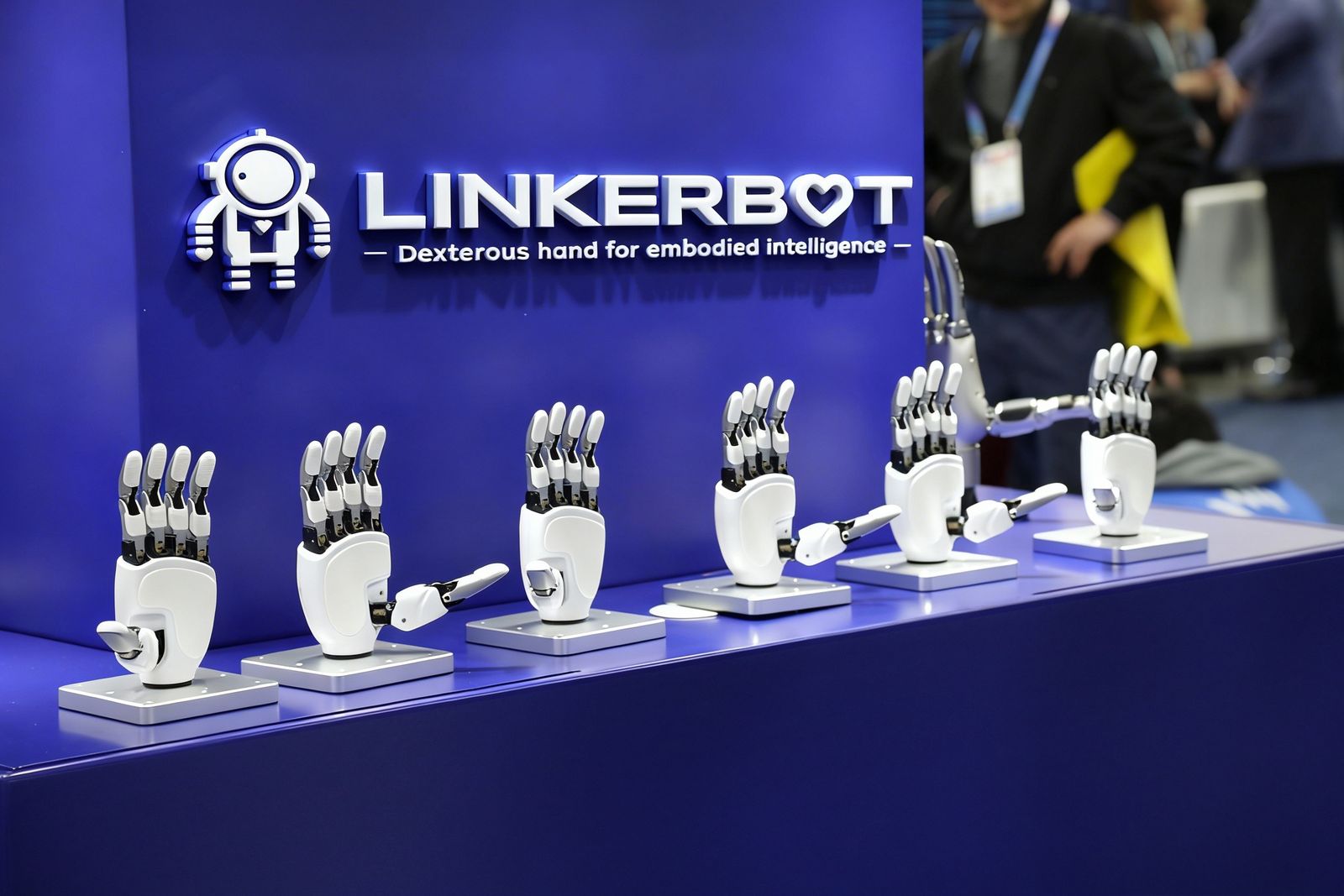 Bàn tay robot của LinkerBot đang thao tác trên vật thể
