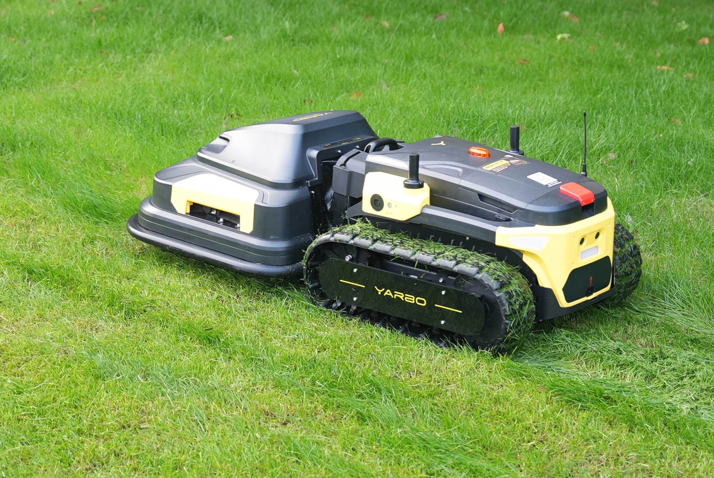 Robot cắt cỏ Yarbo M1