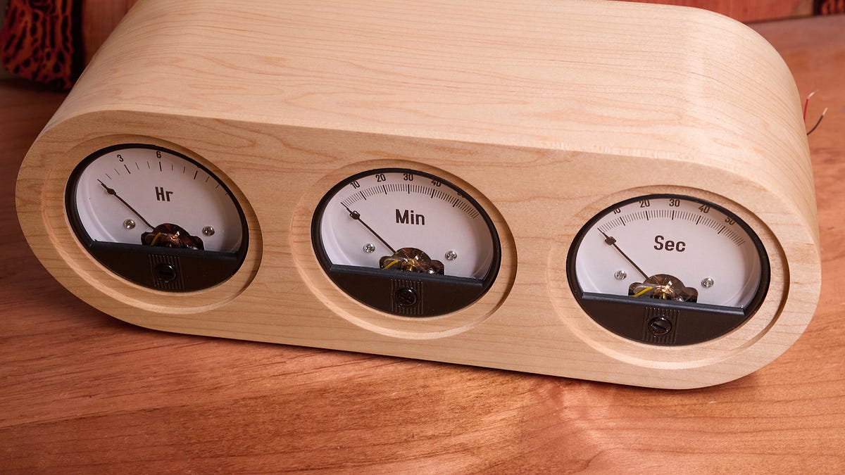 Chiếc đồng hồ đo điện volt phiên bản nâng cấp: Khi thiết kế mạch điện là nghệ thuật chế tác gỗ