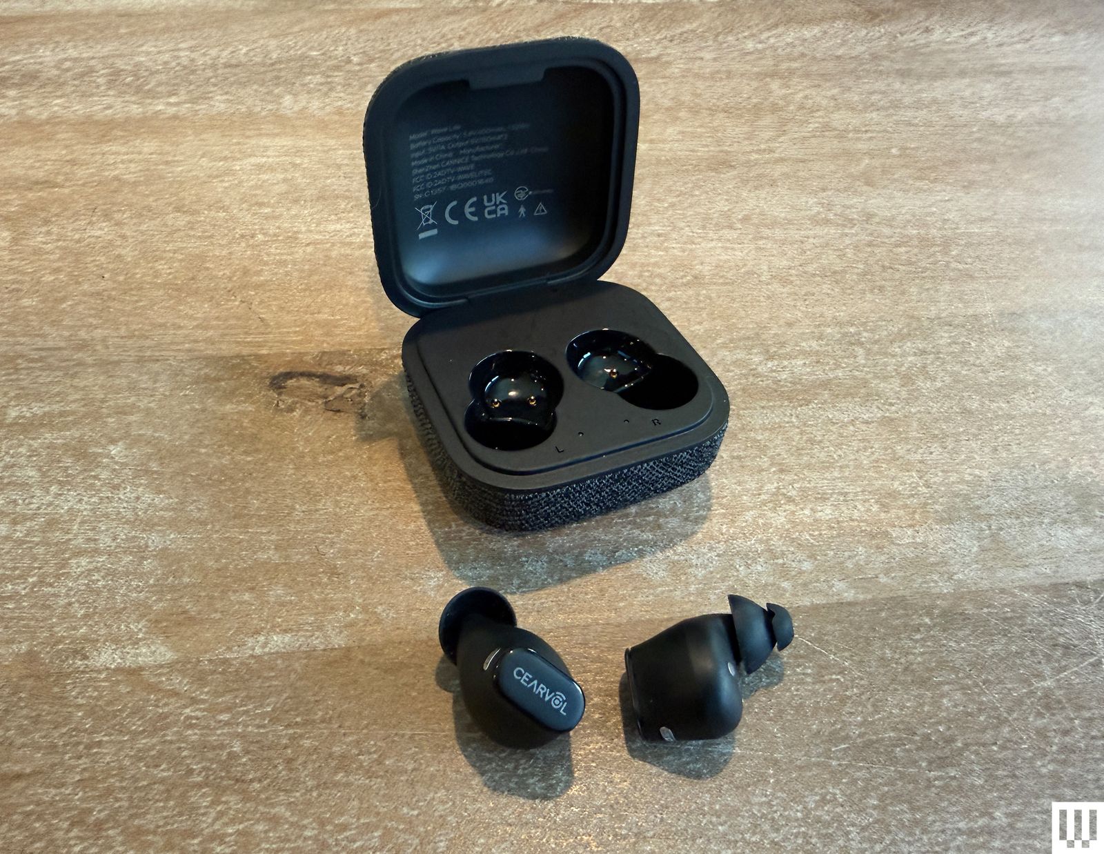 Cearvol Wave Lite trong hộp sạc