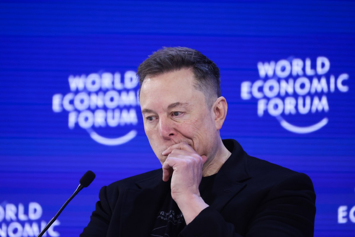 Elon Musk có đang từ bỏ năng lượng mặt trời tại Trái Đất để chạy theo trung tâm dữ liệu quỹ đạo?