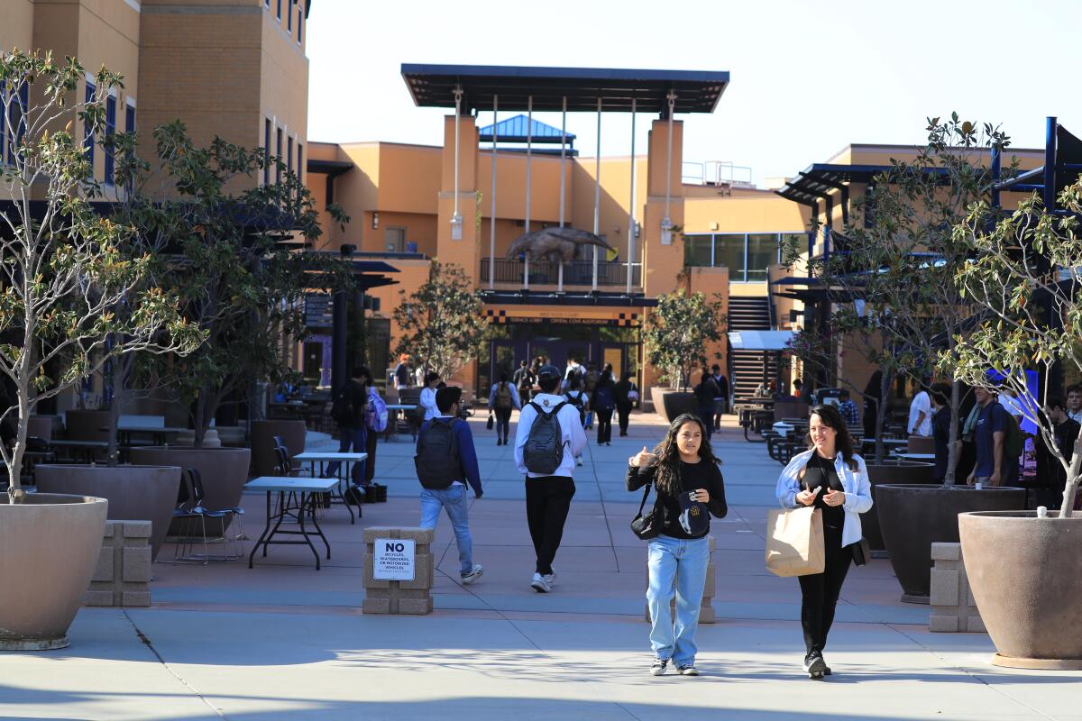 Sinh viên và giảng viên tại khuôn viên UC Irvine