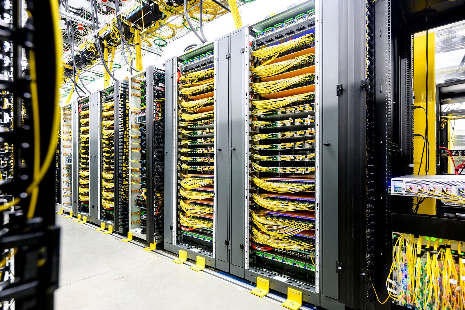Hệ thống server tại trung tâm dữ liệu