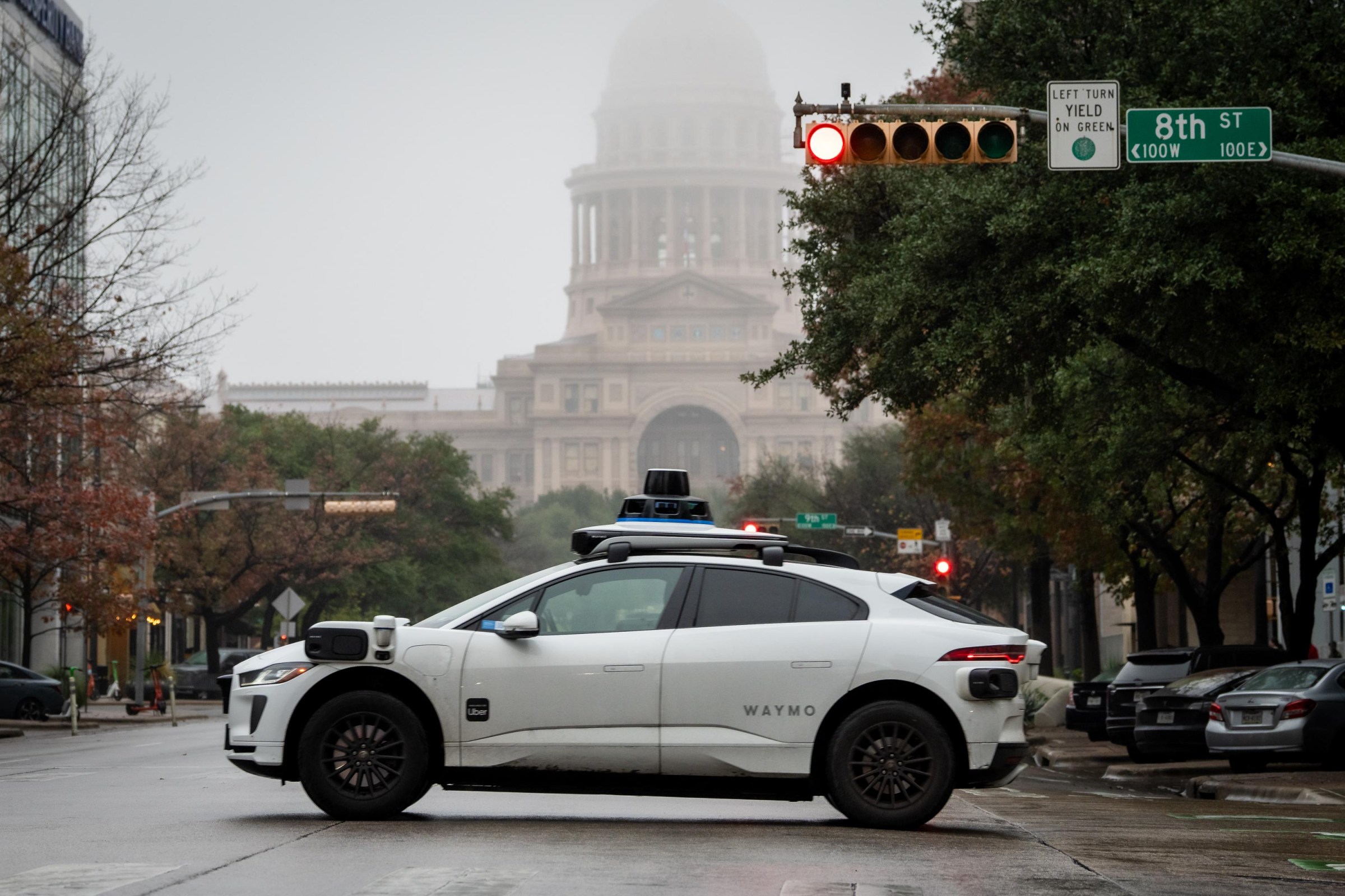 Một chiếc xe Waymo di chuyển dưới cơn mưa ở Austin