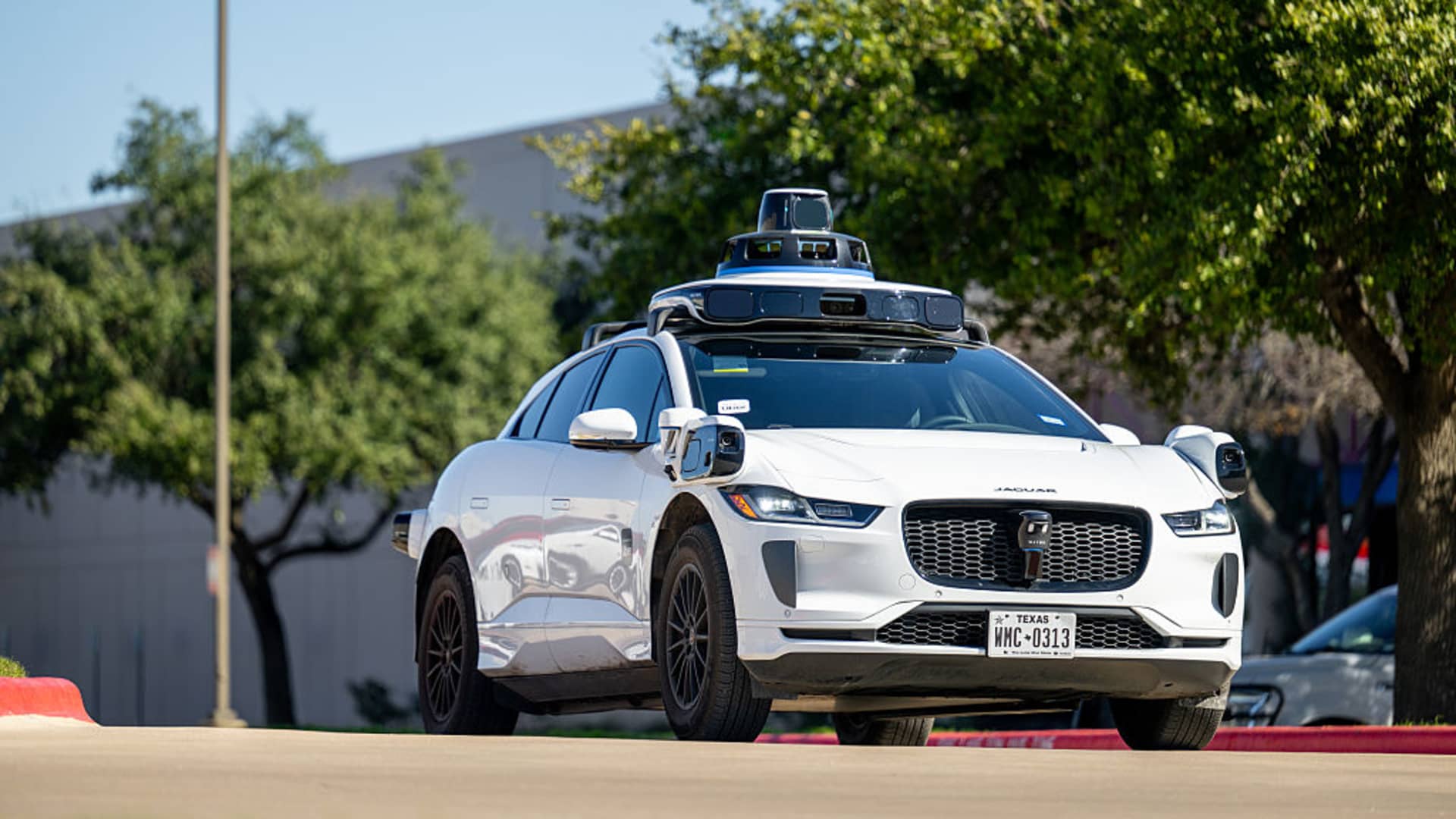 Waymo thu hồi 3.800 xe taxi tự lái do lỗi phần mềm khiến xe lao vào vùng ngập nước