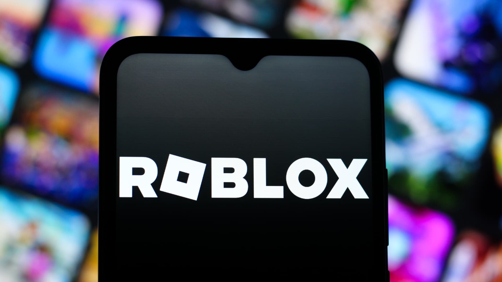 Cổ phiếu Roblox lao dốc 18% khi các biện pháp an toàn trẻ em ảnh hưởng đến doanh thu đặt trước