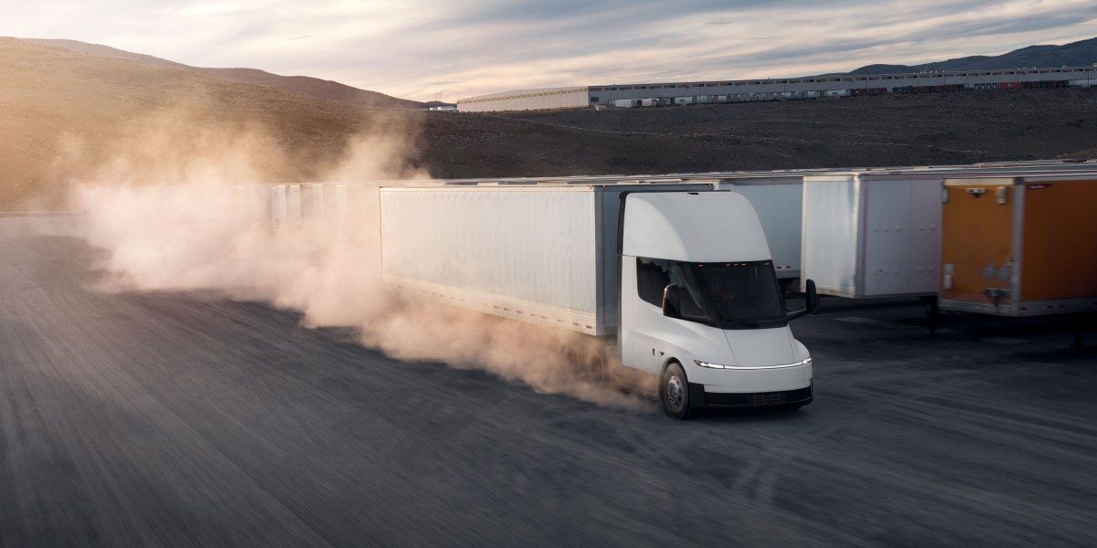 Tesla Semi chính thức xuất xưởng: Đánh dấu bước ngoặt mới cho xe tải điện