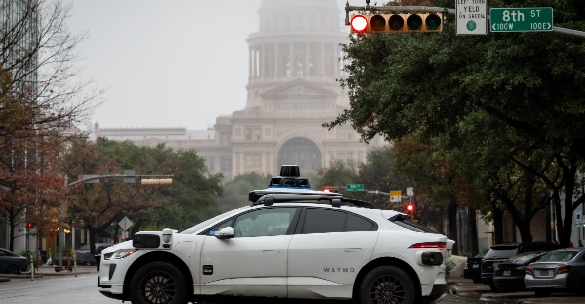 Waymo thu hồi phần mềm taxi tự lái sau sự cố cố vượt qua đường ngập nước