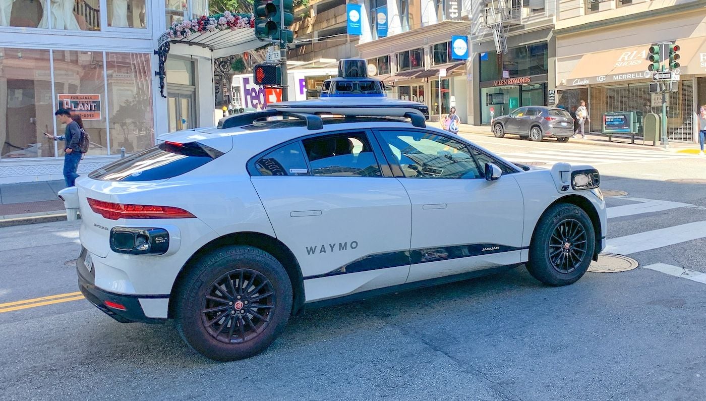 Xe tự lái Waymo "chở luôn" hành lý của hành khách sau khi hạ khách xuống sân bay