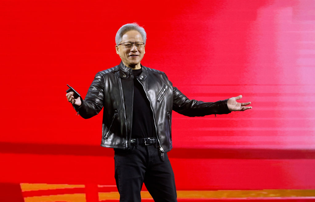 Jensen Huang của Nvidia khẳng định AI đang tạo ra "một khối lượng lớn việc làm"