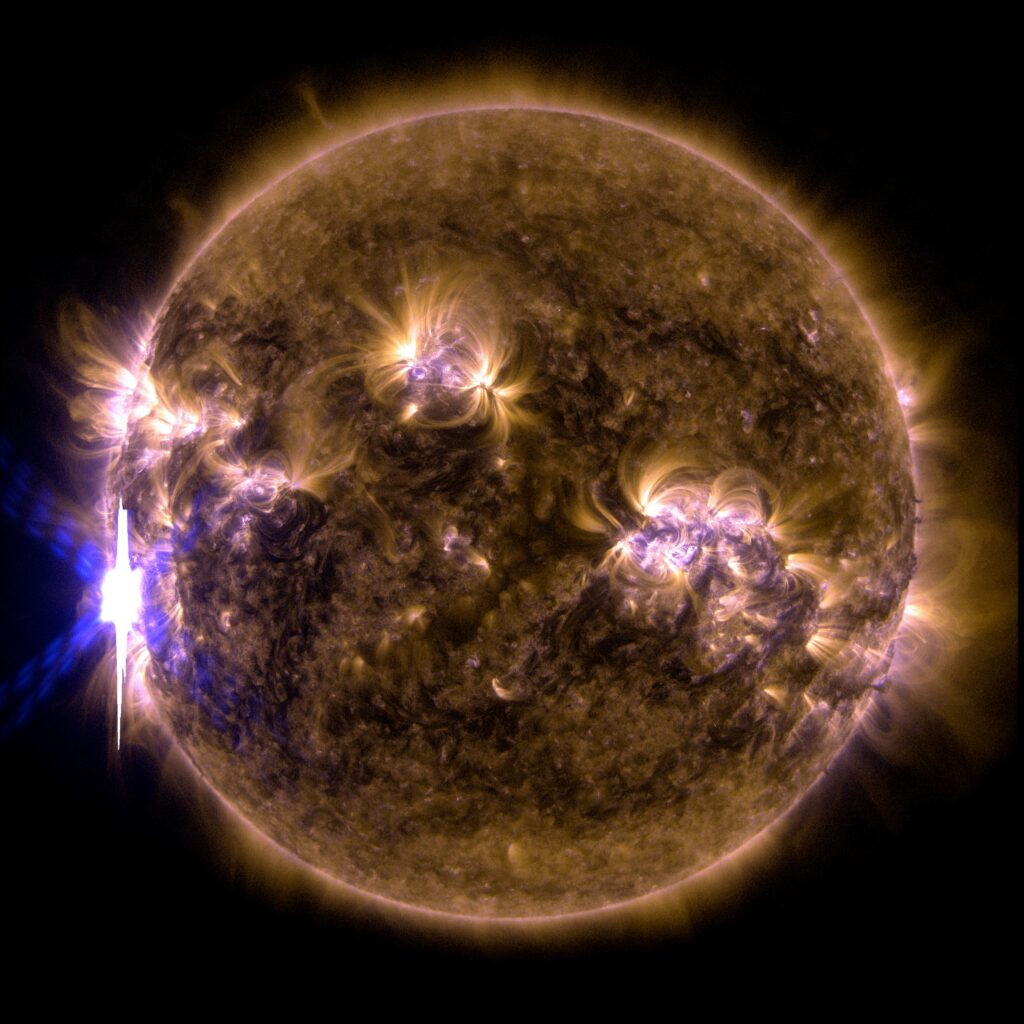 Bão mặt trời quan sát bởi NASA