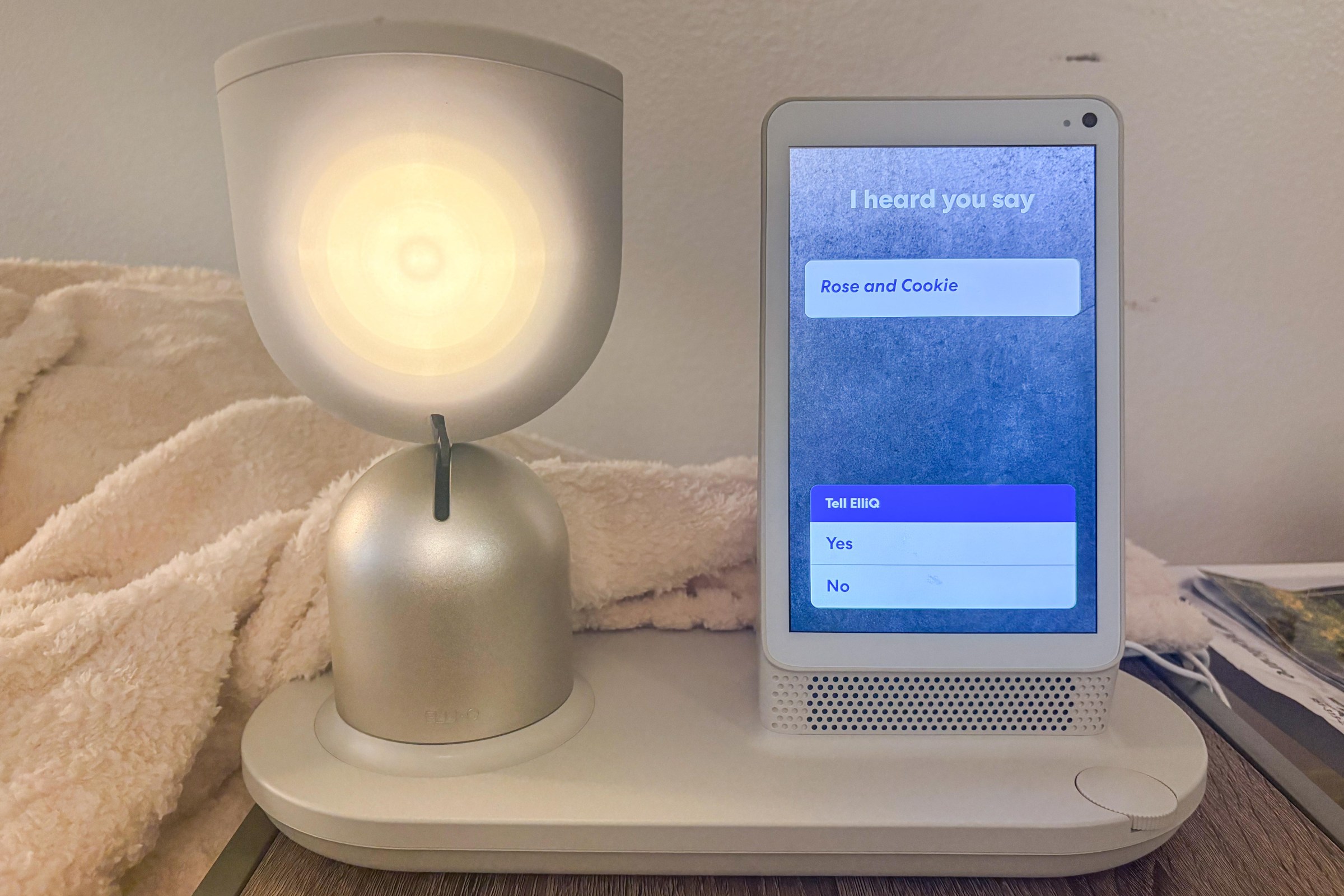 Robot ElliQ trên bàn làm việc