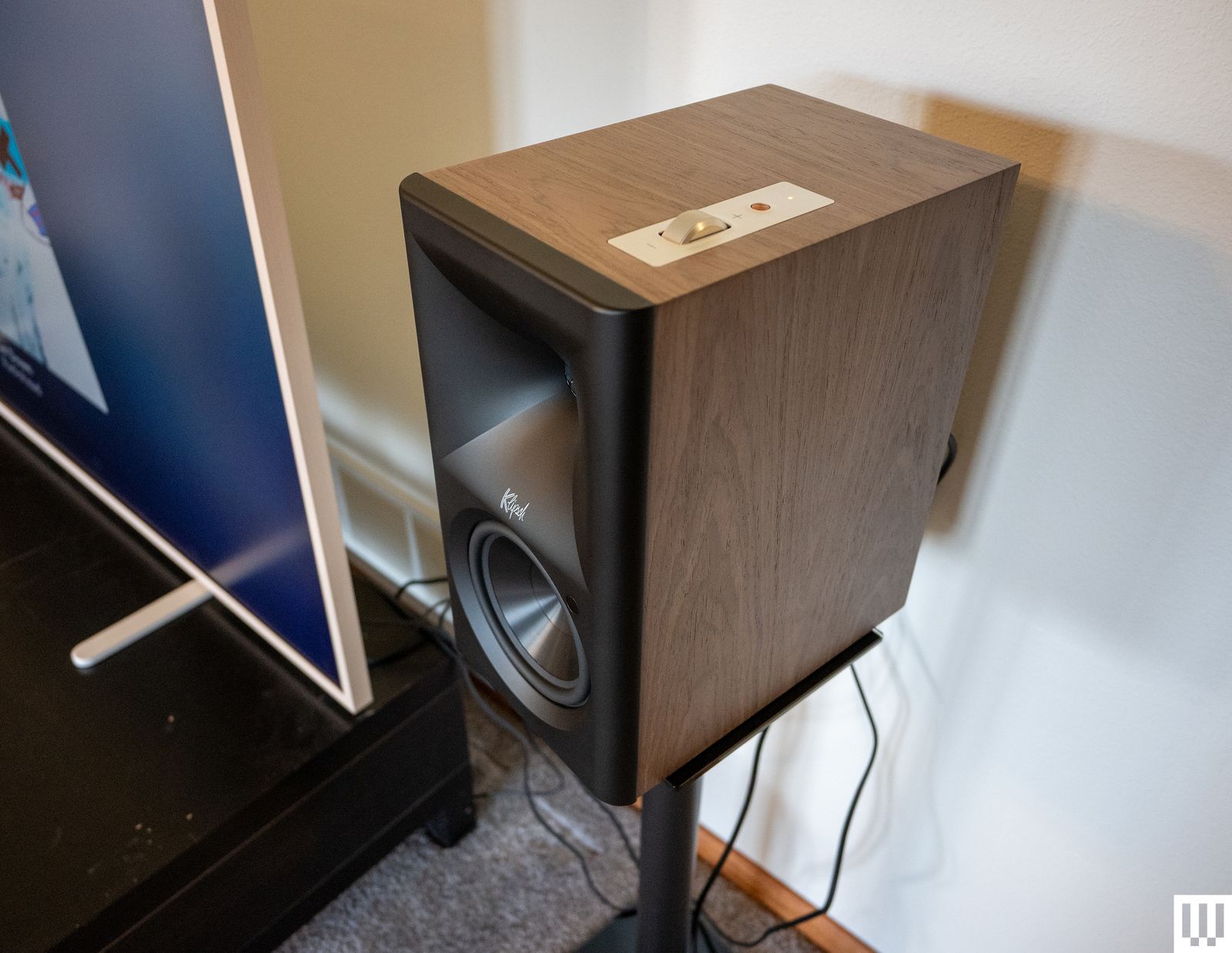 Klipsch The Fives II trên kệ sách