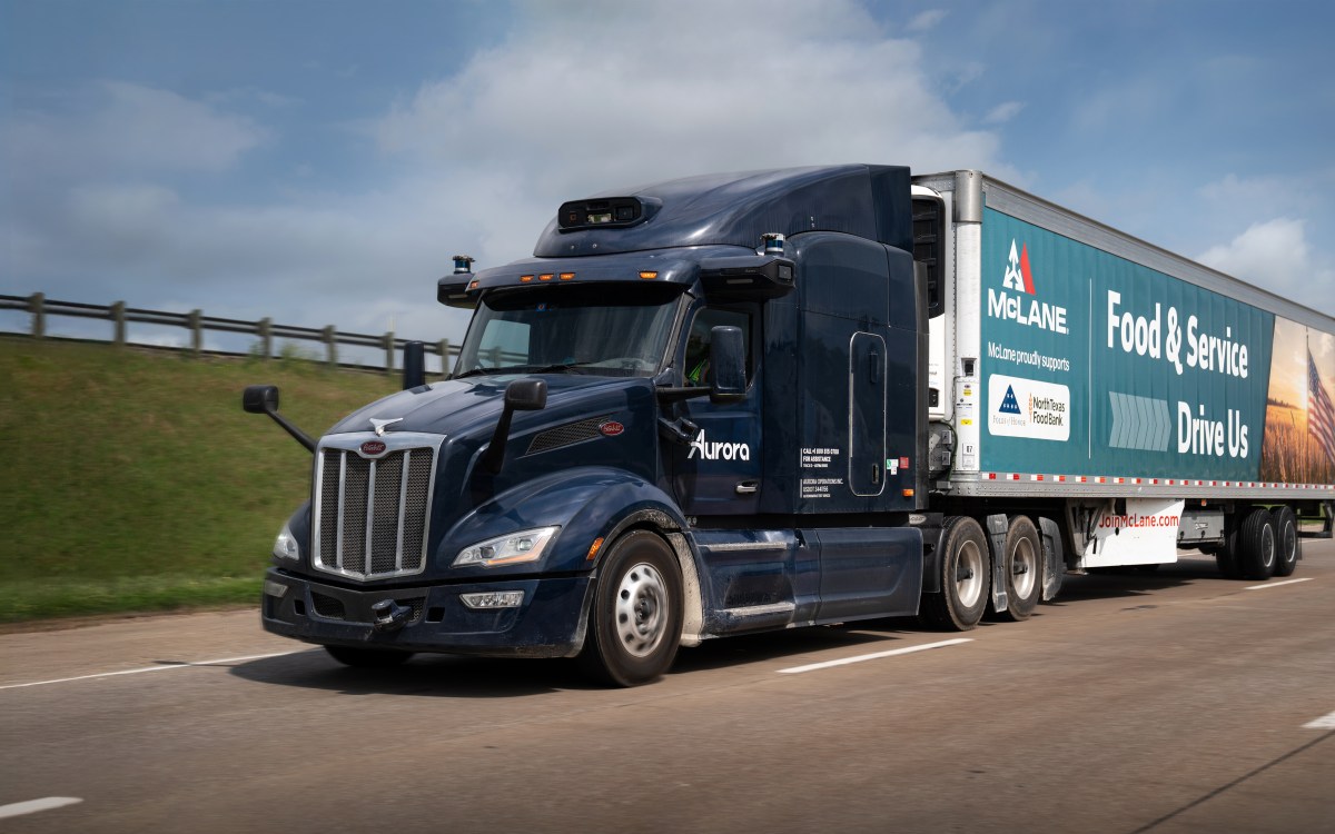 Aurora bắt đầu vận hành xe tải tự lái thương mại cho McLane tại Texas
