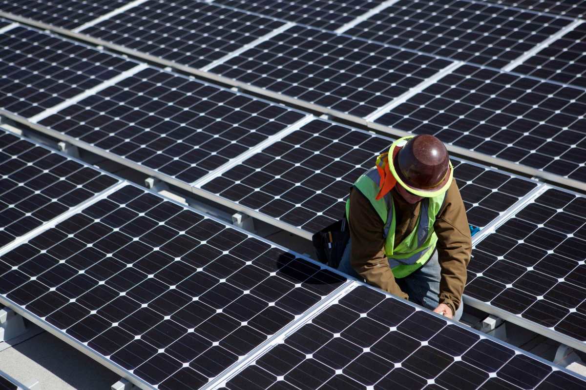 Năng lượng mặt trời sẽ thống trị vào năm 2035, nhưng trung tâm dữ liệu AI vẫn giữ nhiên liệu hóa thạch