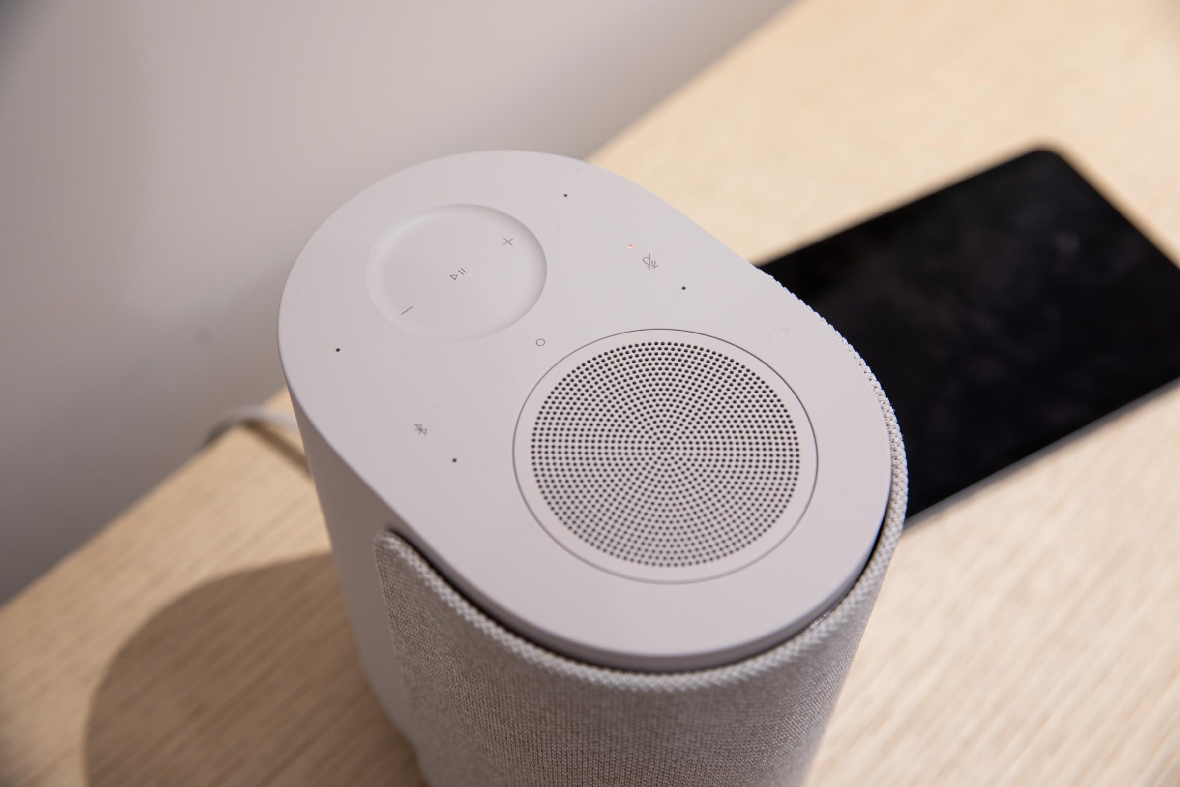 Hai loa Bose Lifestyle Ultra màu trắng được đặt cạnh nhau