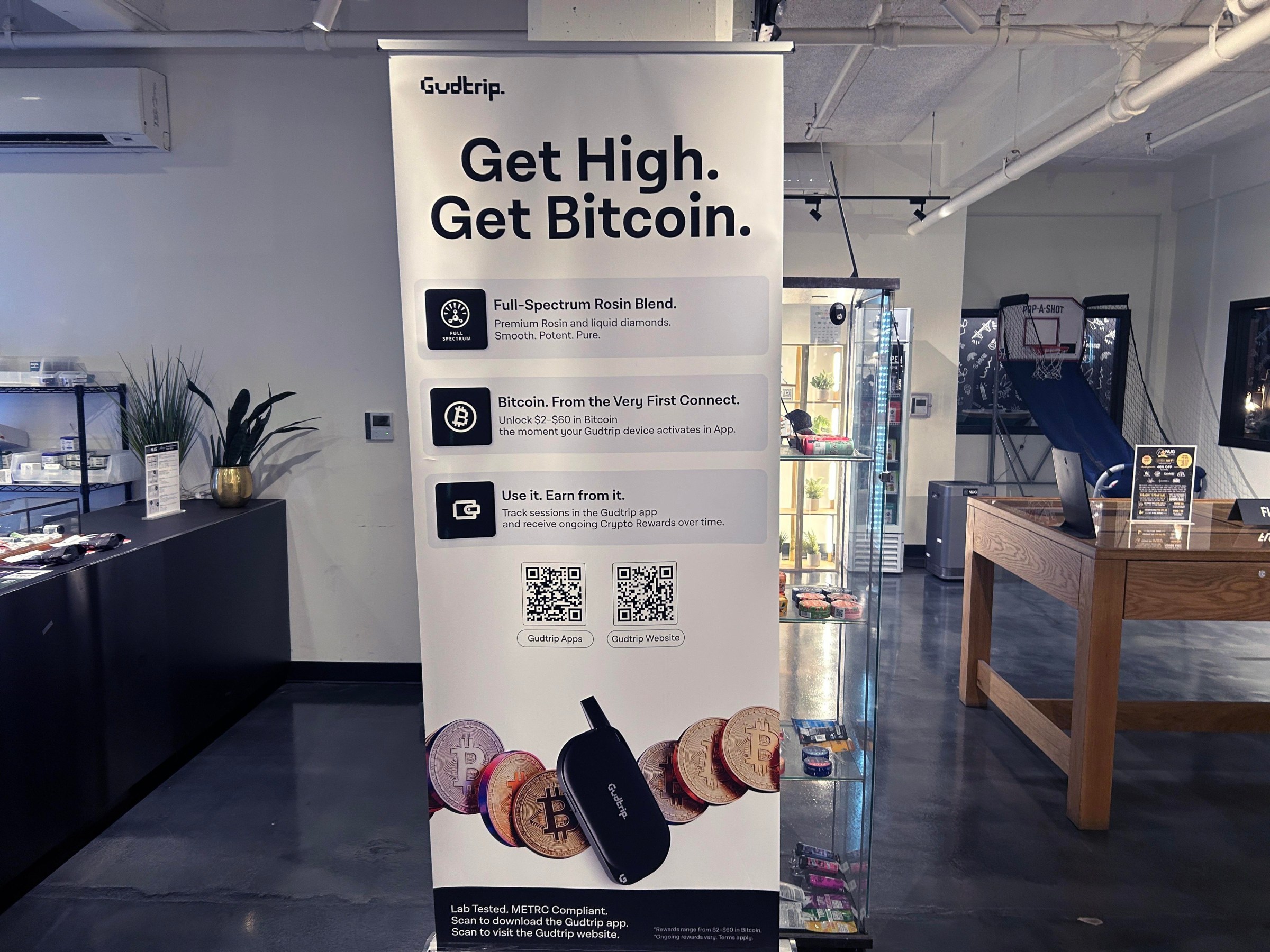 Poster quảng cáo Gudtrip tại cửa hàng